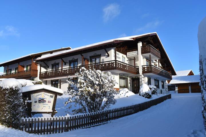 Gästehaus Bergfrieden, Doppelzimmer in Bad Bayersoien, Romantische Straße
