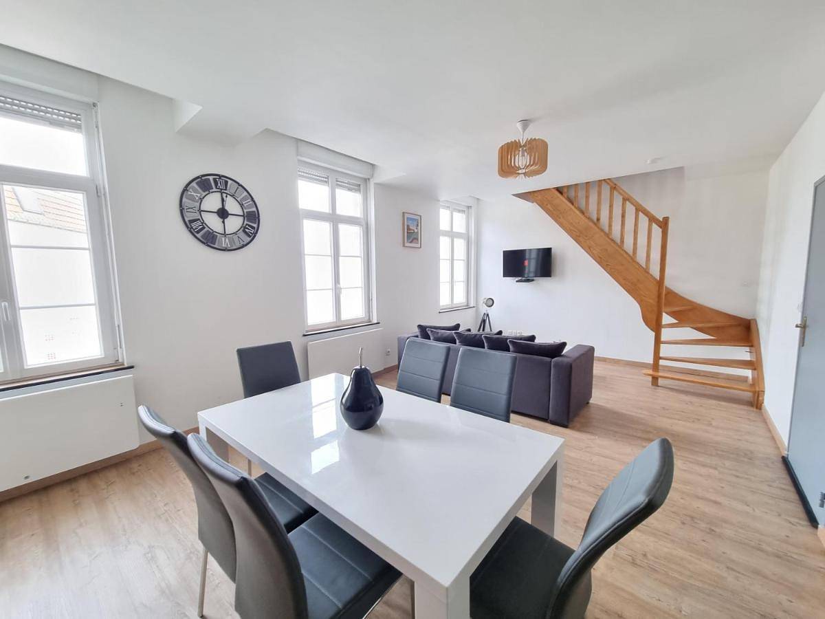Appartement entier, Duplex idéal famille, 2 mn de St-Omer centre in Saint-Martin-au-Laërt, Région de Saint-Omer
