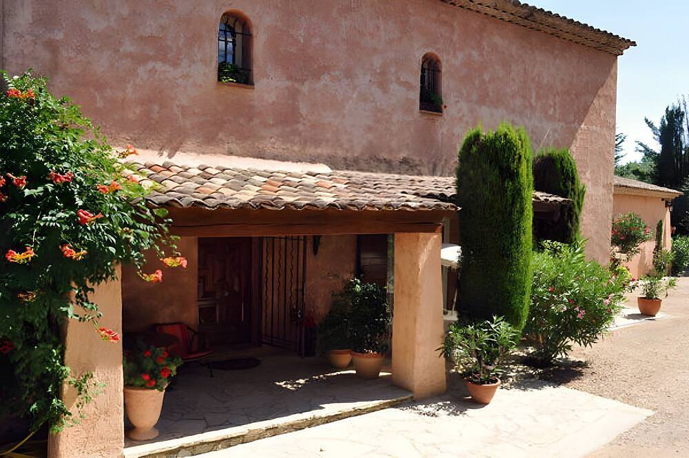 Bed and Breakfast 'Lou Souleù' con terraza compartida, Wi-Fi y aire acondicionado in Le Rouret, Region de Cannes