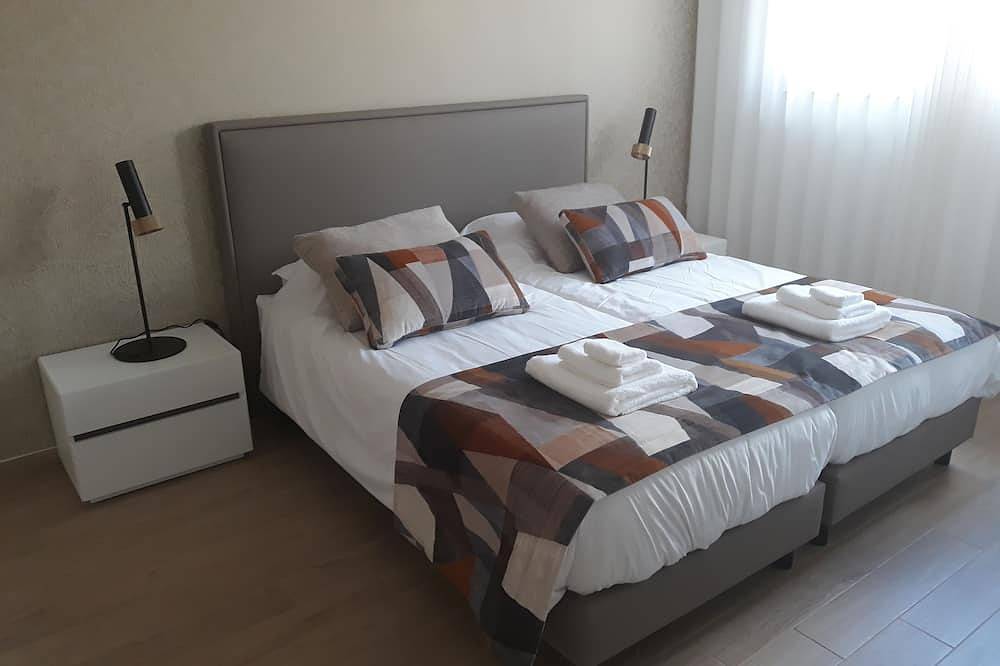 Enjoy modern comfort and private heated pool at Casa Ambiente Verde in Caldas da Rainha, Leiria District