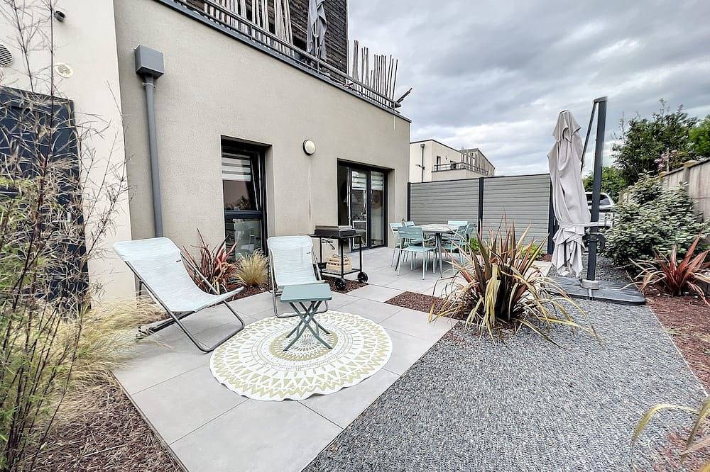 Entire apartment, Appartement Lumineux et Spacieux, de Plain Pied Avec Jardin, Terrasse et Parking in Lion-sur-Mer, Caen region