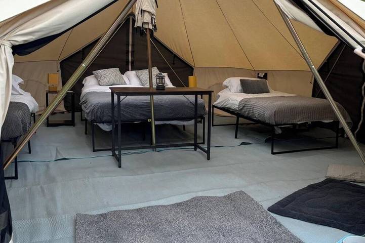 Log cabin for 4 people, with garden and hot tub, with pets on the Isle of Anglesey