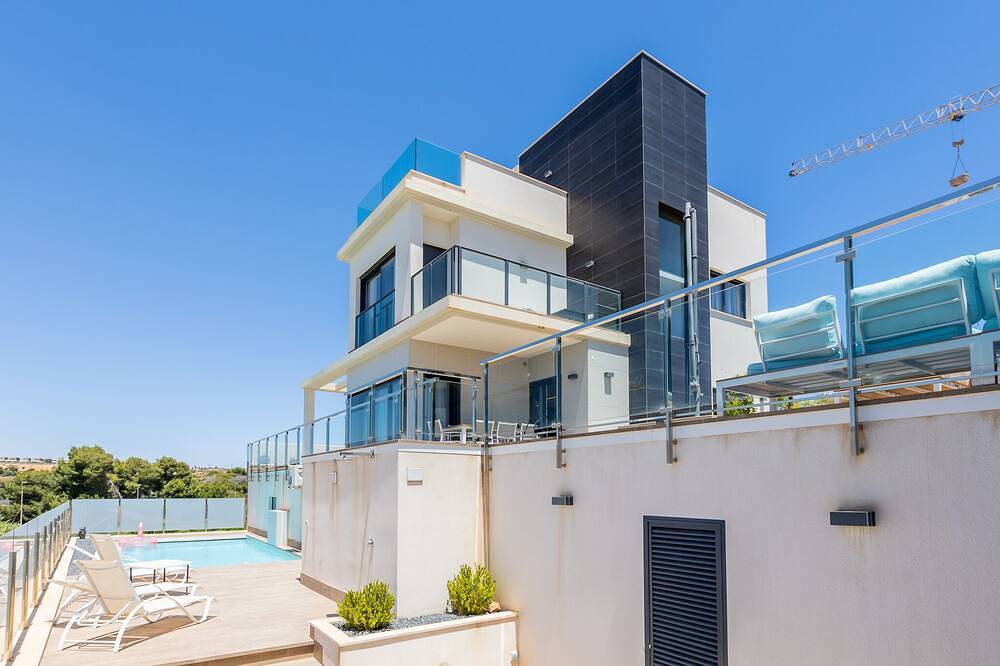 Villa with private swimming pool close to the sea in Dehesa de Campoamor, Orihuela