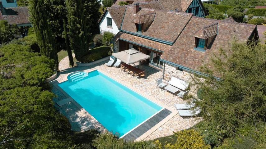 Location de vacances pour 13 personnes, avec bassin pour enfant ainsi que jardin et piscine à Sargé-lès-le-Mans