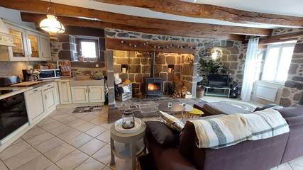 Gîte pour 6 personnes, avec jacuzzi et terrasse dans le Cantal