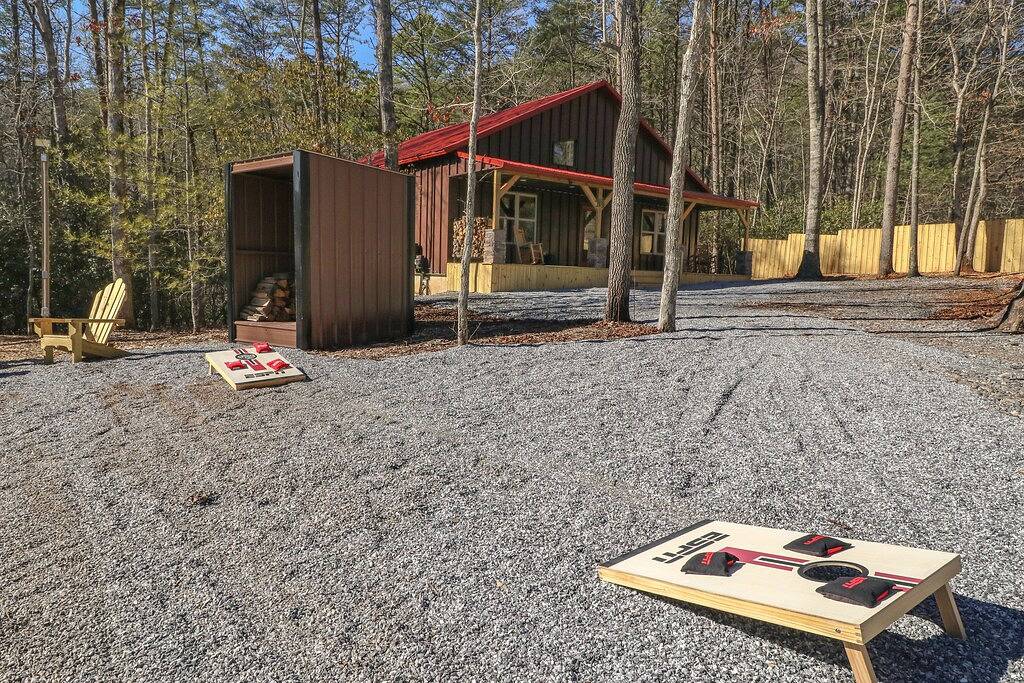 Dog-friendly home with a private hot tub, Wifi, pool table, fireplace, & A/C in Chattahoochee National Forest