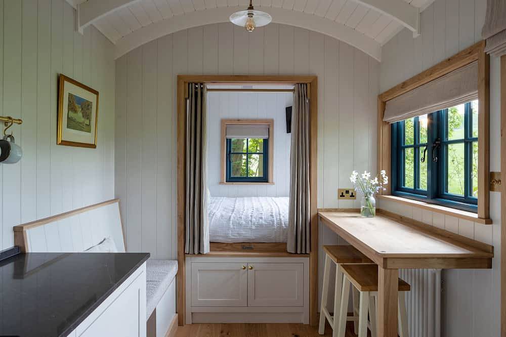 Fallow Shepherd's Hut Chatsworth Estate in Baslow and Bubnell, Derbyshire