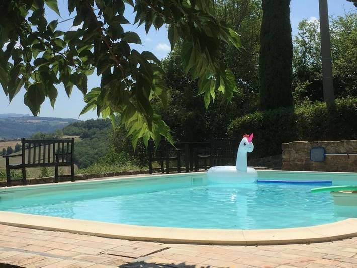 Ferienwohnung für 3 Personen, mit Terrasse und Garten sowie Pool und Ausblick