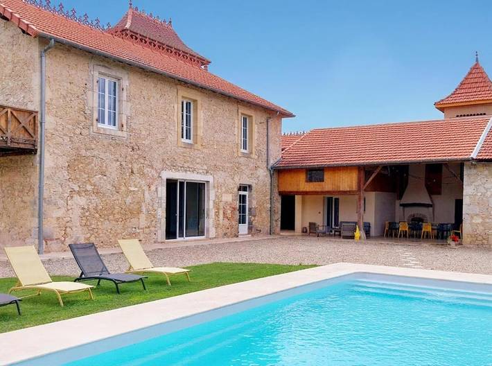 Location de vacances pour 12 personnes, avec jardin ainsi que piscine et vue à Feugarolles