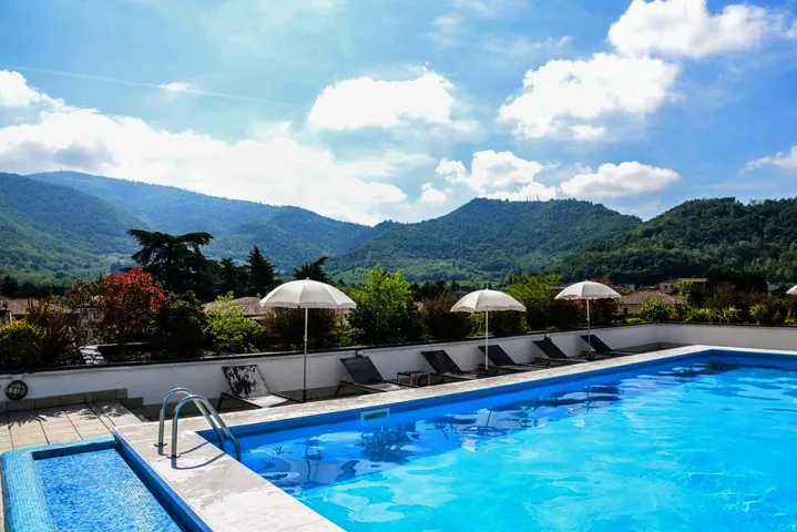 Hotel para 4 personas, con terraza y piscina, Se admiten mascotas - 1