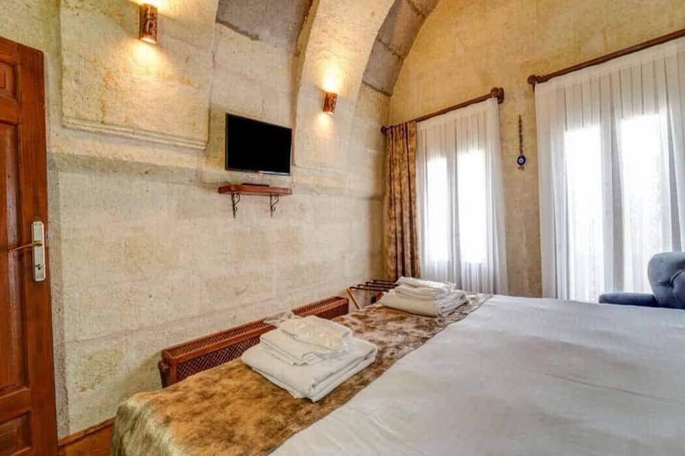 Family Cave Room with Terrace & Balloon View in Uçhisar, Nevşehir