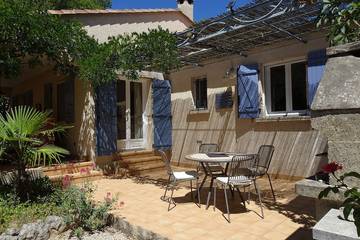 Gîte pour 4 personnes, avec terrasse ainsi que jardin et jacuzzi à Garrigues-Sainte-Eulalie