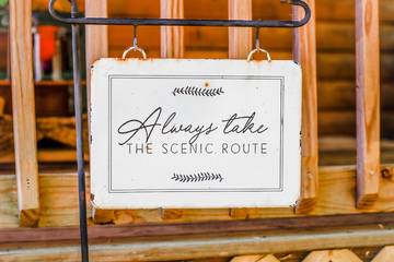 Log Cabin for 2 Guests in Lake Guntersville, Alabama, Picture 2