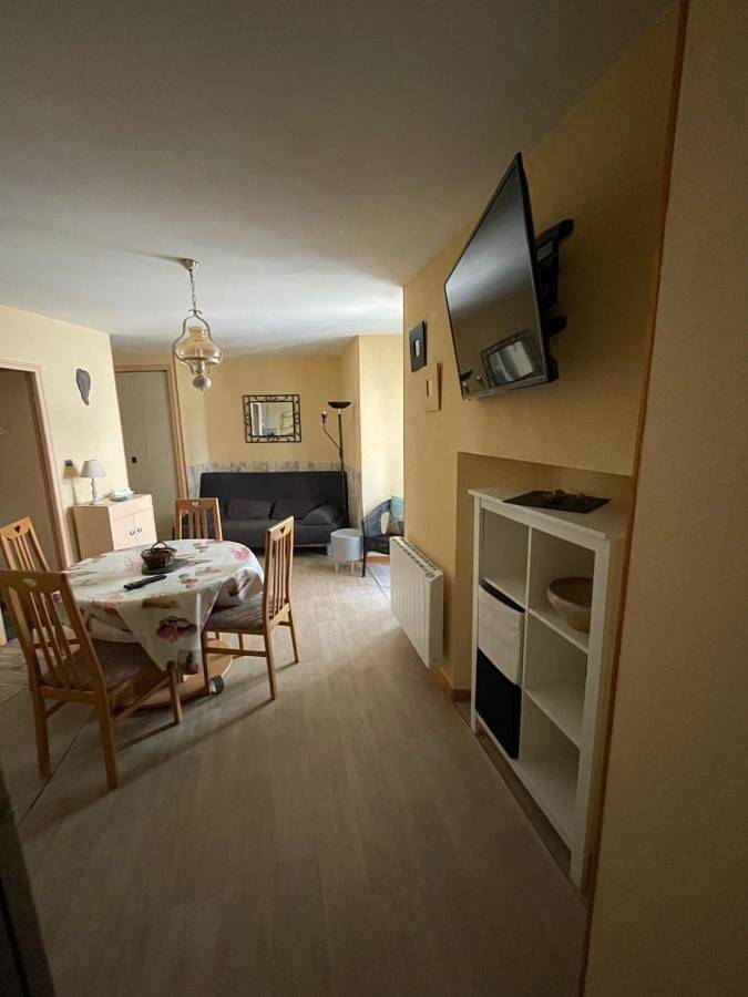 Gîte pour 4 personnes, avec terrasse et vue dans Bains Du Couloubret