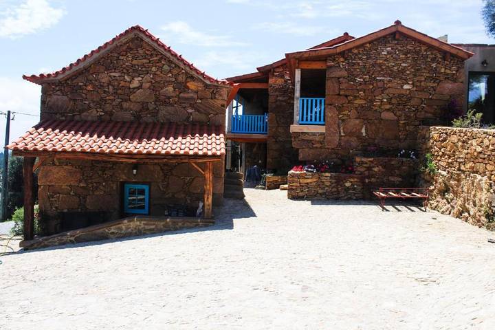 Location de vacances pour 2 personnes, avec piscine et vue ainsi que balcon et jardin, animaux acceptés dans Codeçoso