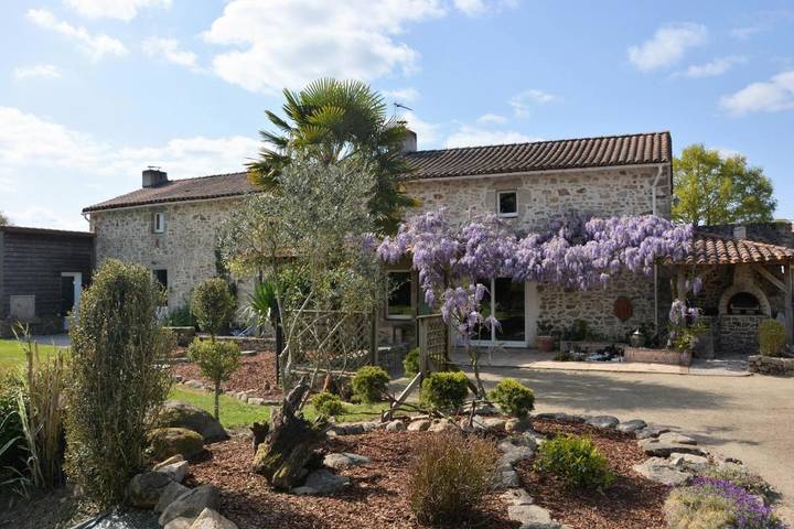 Gîte pour 2 personnes, avec vue et jardin à Bazoges-en-Paillers