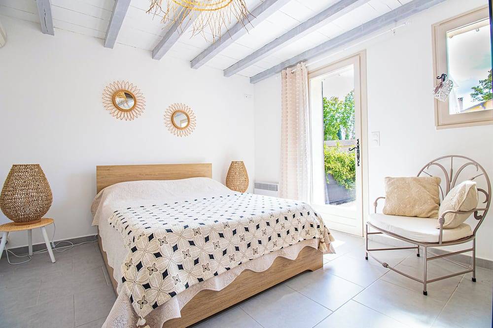 Appartement entier, Mazet provençal jardin piscine parking privé fermé in Fontvieille, Région d'Arles
