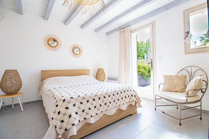 Gîte pour 4 personnes, avec terrasse ainsi que piscine et jacuzzi à Fontvieille - 2