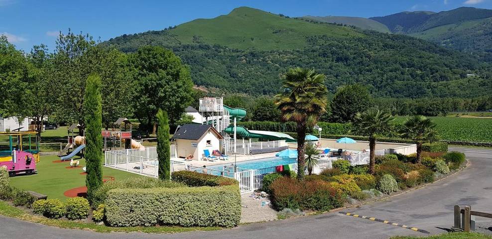 Location de vacances pour 6 personnes, avec piscine ainsi que vue et jardin à Agos-Vidalos - 4