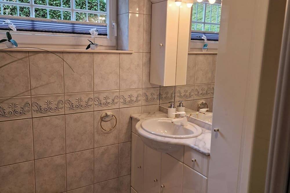 Geheel appartement, Villa Ferres Beautiful vacation apartment with garden and Moselle view. Pet friendly! in Piesport, Bernkastel-Kues en Omgeving