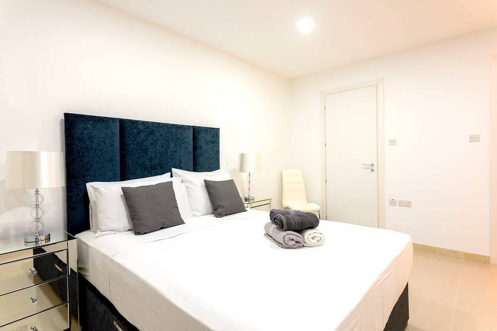 Geheel appartement, Spinola Bay 2Br flat with Sea Views & Terrace in San Giljan, Malta