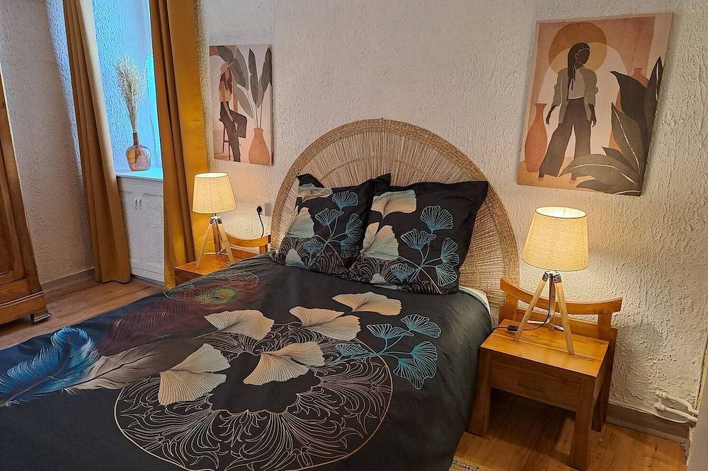 Entire apartment, Appartement Centre Ville Dans une Authentique Demeure Bretonne du Xvi ème in Saint-Pol-de-Léon, Ceinture Dorée