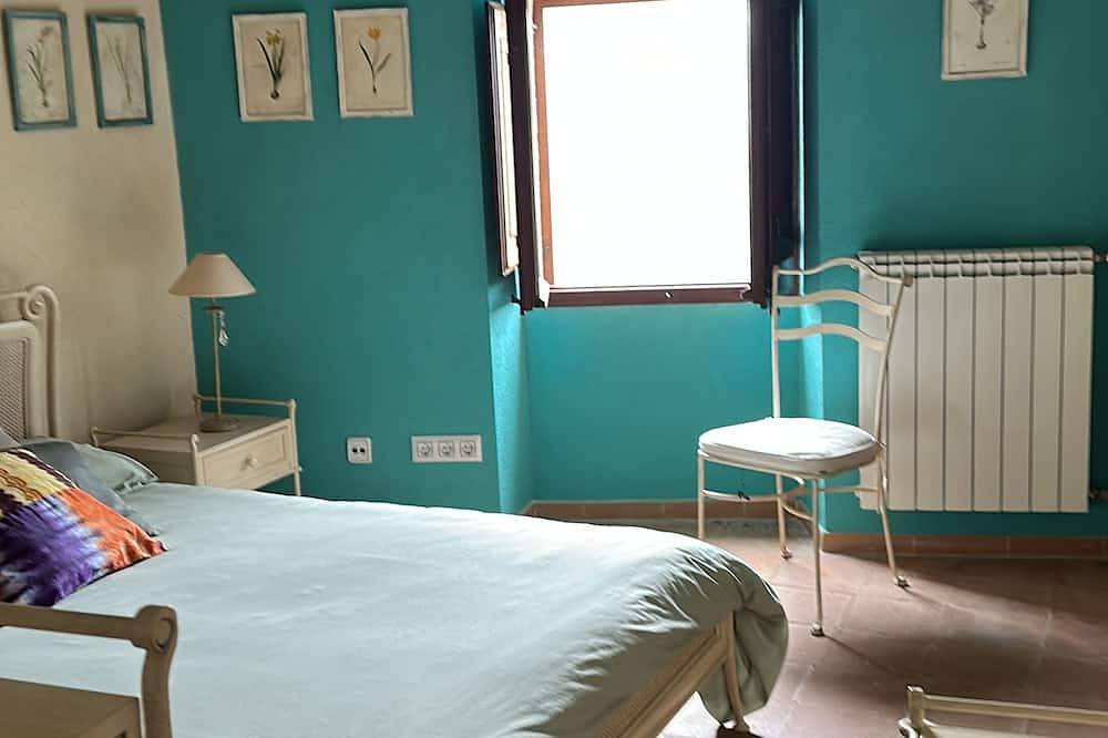 Mas du Xvii eme siècle, 1000m2, parking, wifi, swimming pool, outdoor jacuzzi, 18 pax in Cistella, Alt Empordà
