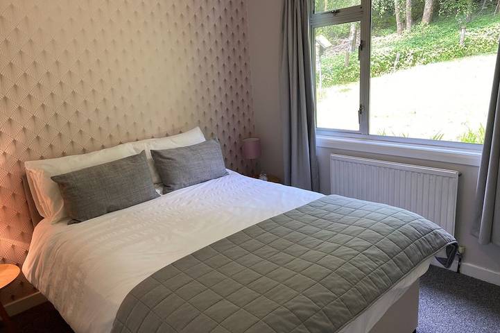 Loch Lomond holiday cottage, stunning views, weekly discounts available in Loch Lomond, Argyll & Bute