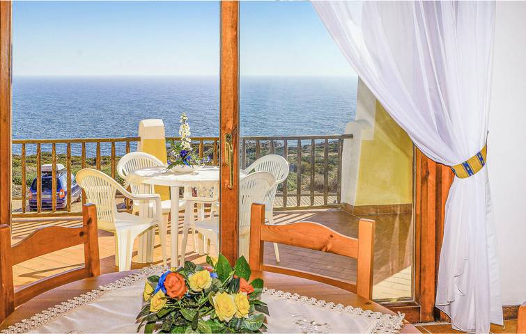 Appartamento intero, Rifugio a bordo piscina con cucina e spiaggia vicina in Punta De Su Turrione, Stintino