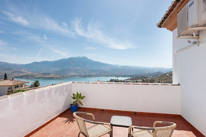 Holiday Home 'Vista Montana' with Lake Views, Wi-Fi, and Air Conditioning in Los Romanes, Viñuela