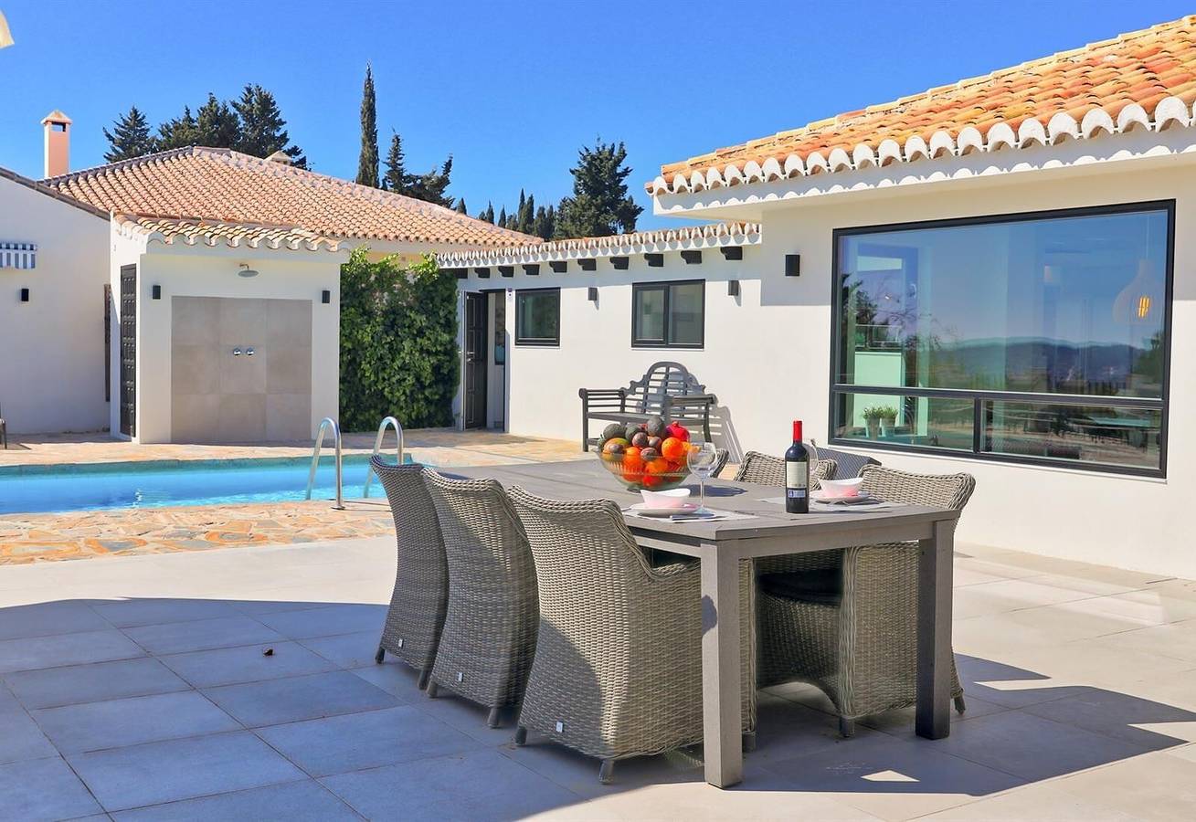 Increíble villa con vistas a la montaña, terraza, piscina y Wi-Fi in Mijas Costa, Mijas