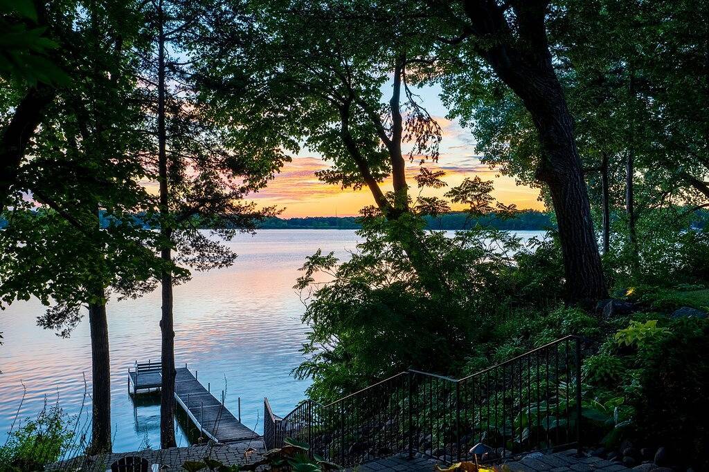 Beachfront Lake Home with new Jacuzzi hot tub, 15 min to Taylors Falls in Chisago City, Chisago County