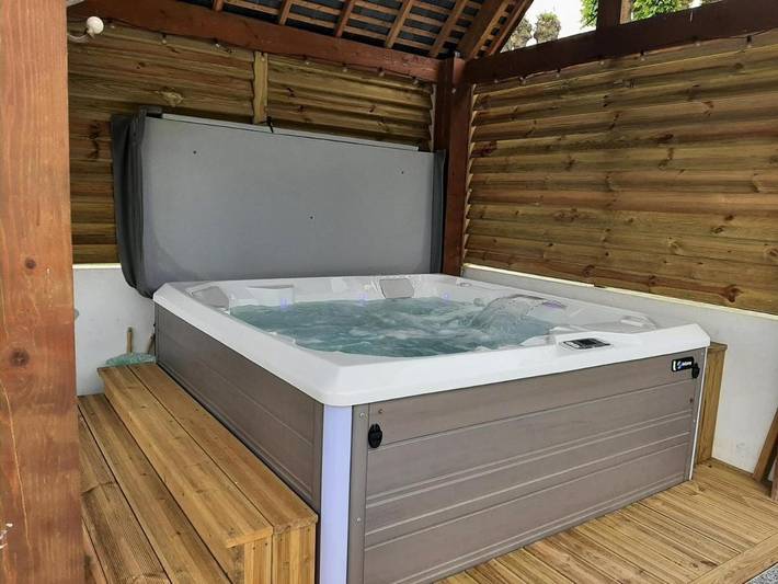 Location de vacances pour 5 personnes, avec jacuzzi et terrasse ainsi que piscine et jardin à Saint-Hélen - 3