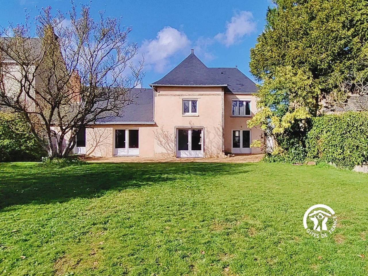 Maison familiale spacieuse avec grand jardin, proche loisirs et activités culturelles in Saint-Poix, Mayenne