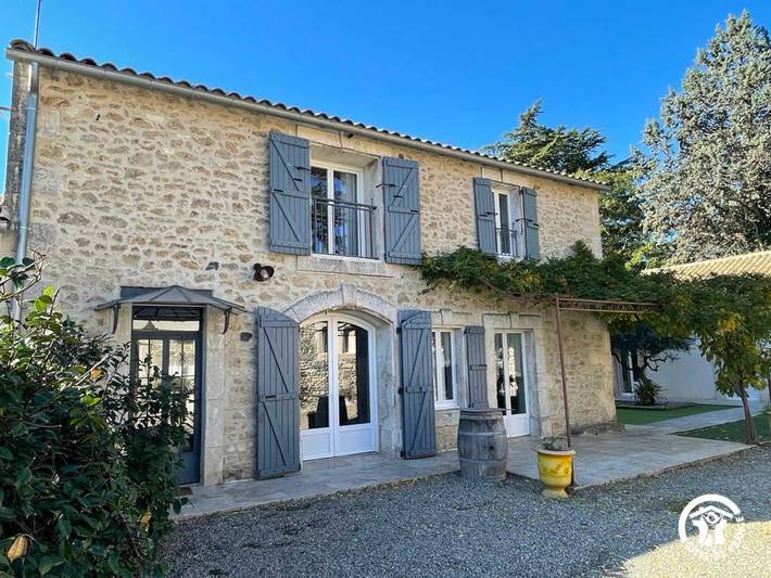 Gîte pour 11 personnes, avec jardin et jacuzzi ainsi que terrasse et piscine, animaux acceptés