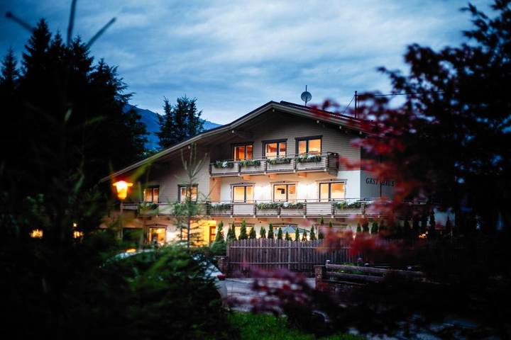 Chambre d’hôte pour 2 personnes, avec Balcon et Terrasse ainsi que Jardin et Vue à Mayrhofen