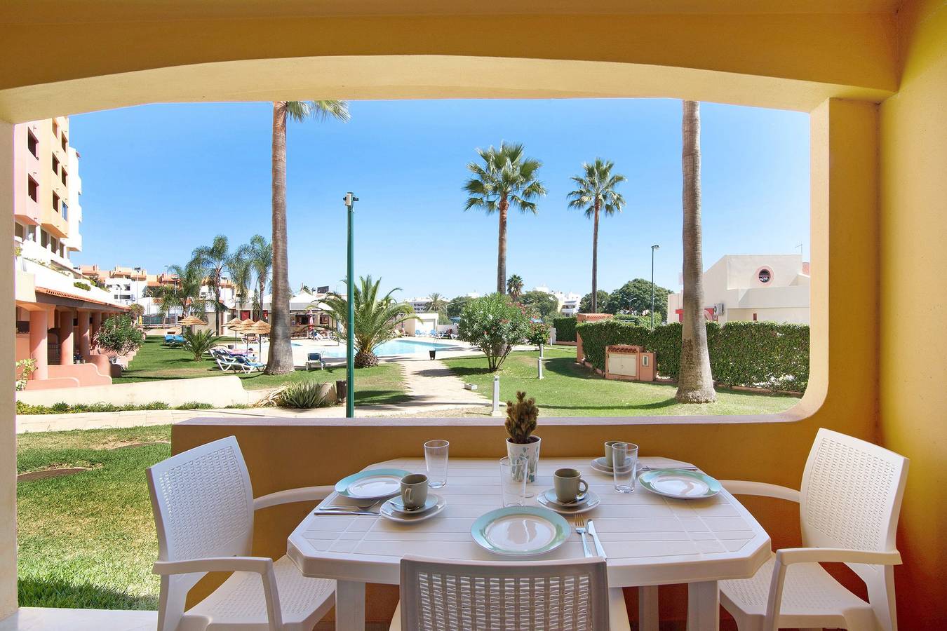 Entire studio, Studio "Belavista House" with Private Terrace, Shared Pool & Wi-Fi in Albufeira, Faro District