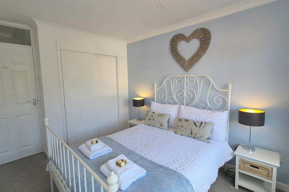 Spacious home with pool table, 3 bedrooms, 2 minutes drive from seafront in Gosport, Hampshire