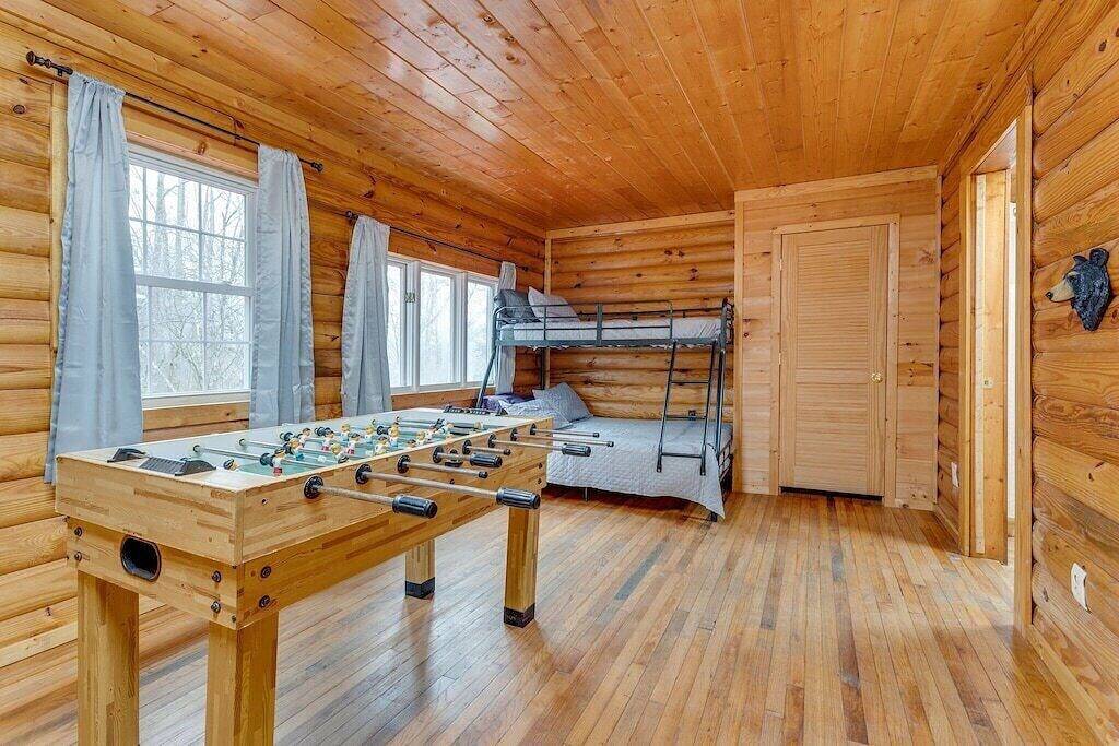 Creekside Cabin • Hot Tub, Firepit & Views in Cosby (TN), Cocke County