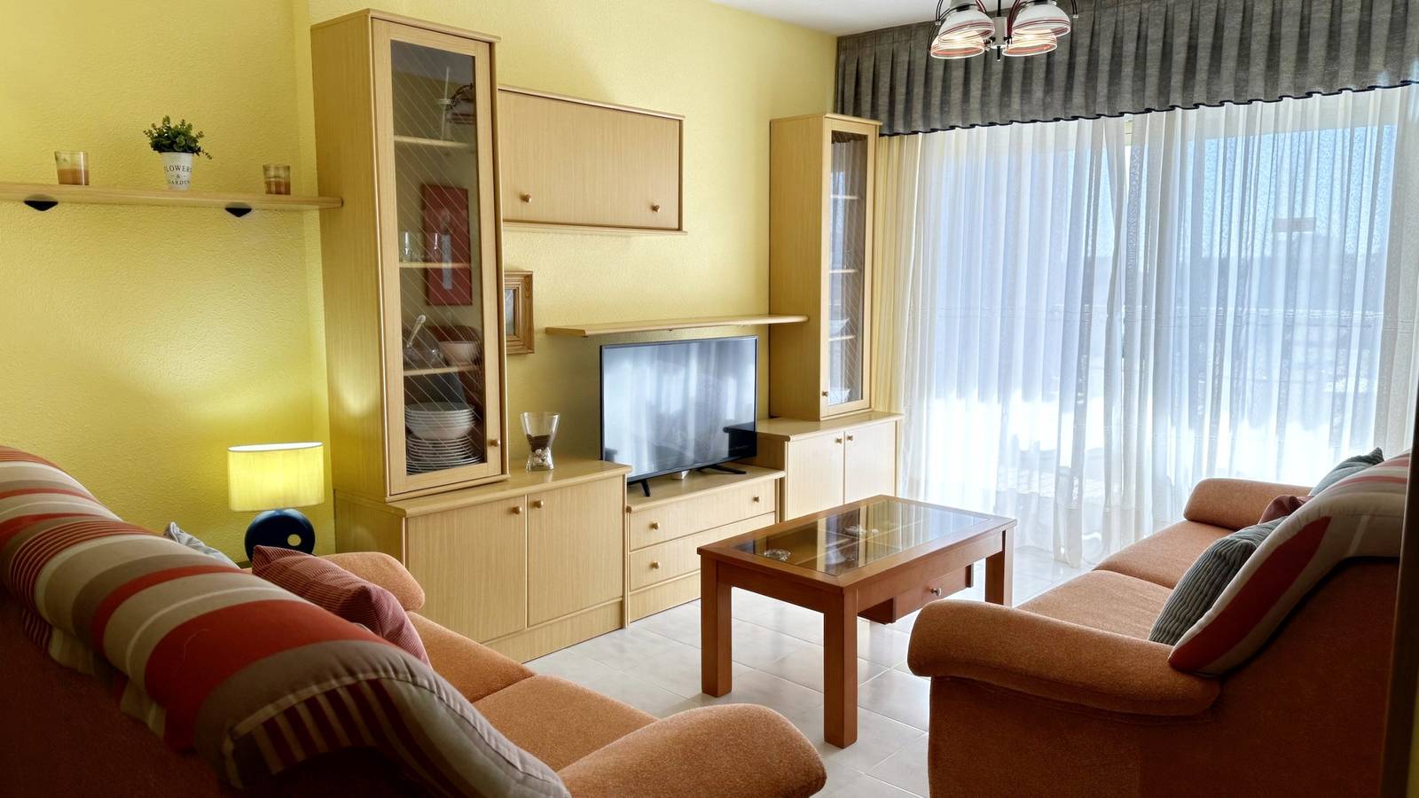 Apartamento entero, Apartamento de vacaciones para 5 personas con jardín in Miramar, Costa de Valencia