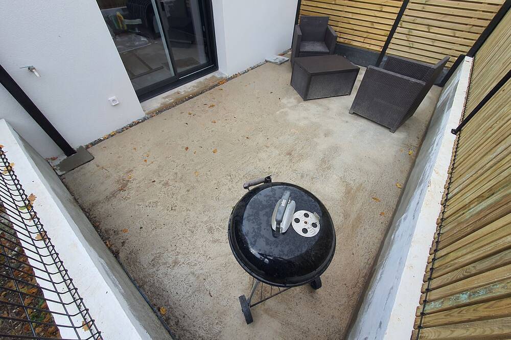 Appartement entier, Agréable micro maison (Studio) avec terrasse proche mer (5km) in Saint-Molf, Côte d'Amour
