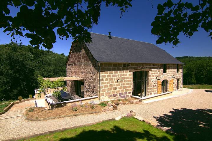 Gîte pour 14 personnes, avec terrasse ainsi que jardin et piscine