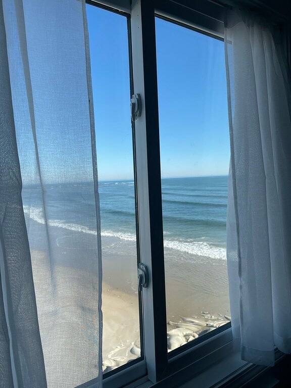 Ganze Wohnung, The Northern Exposure - Beautiful Beachfront Condo Right on the Ocean. in North Topsail Beach, Camp Lejeune