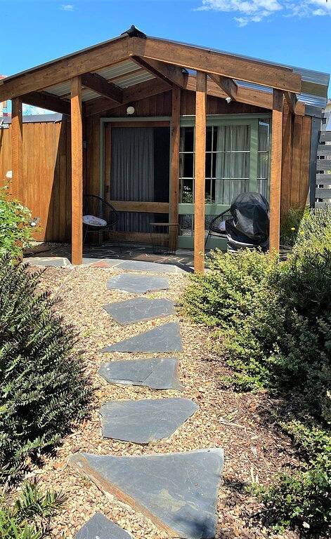 The Cosy Bungalow - very private, romantic haven. in Portarlington, Bellarine