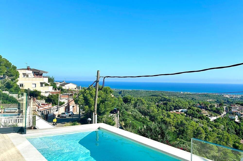 Villa Liria encanto mediterráneo piscina y vista espectacular in Cunit, Costa Dorada