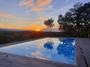 Gîte pour 4 personnes, avec jardin ainsi que piscine et vue à Unzent