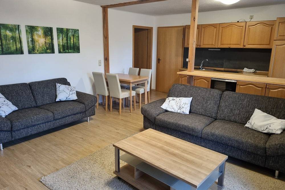 Ganze Wohnung, Fewo Bachblick1 - Ferienhof mit großem Freigelände, Badeweiher, Spielhalle uvm. in Arnbruck, Ostbayern