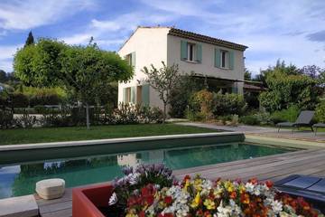 Gîte pour 4 personnes, avec sauna et piscine ainsi que balcon et jardin à Cadenet