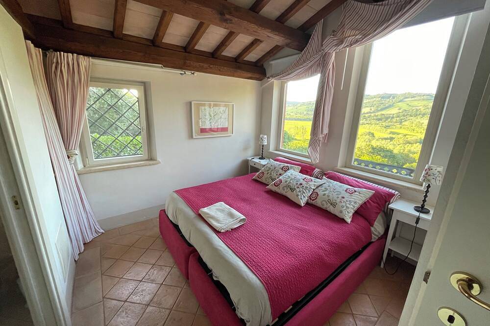 La casa rossa sulle rovine romane in Otricoli, Provincia di Terni