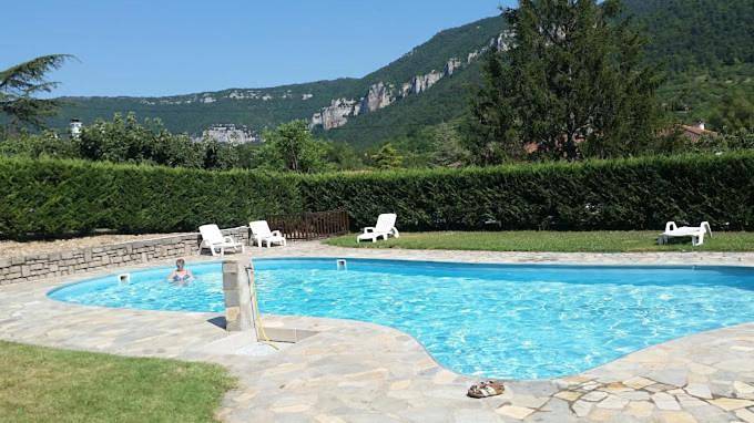 Location de vacances pour 5 personnes, avec piscine ainsi que vue et terrasse à Rivière-sur-Tarn